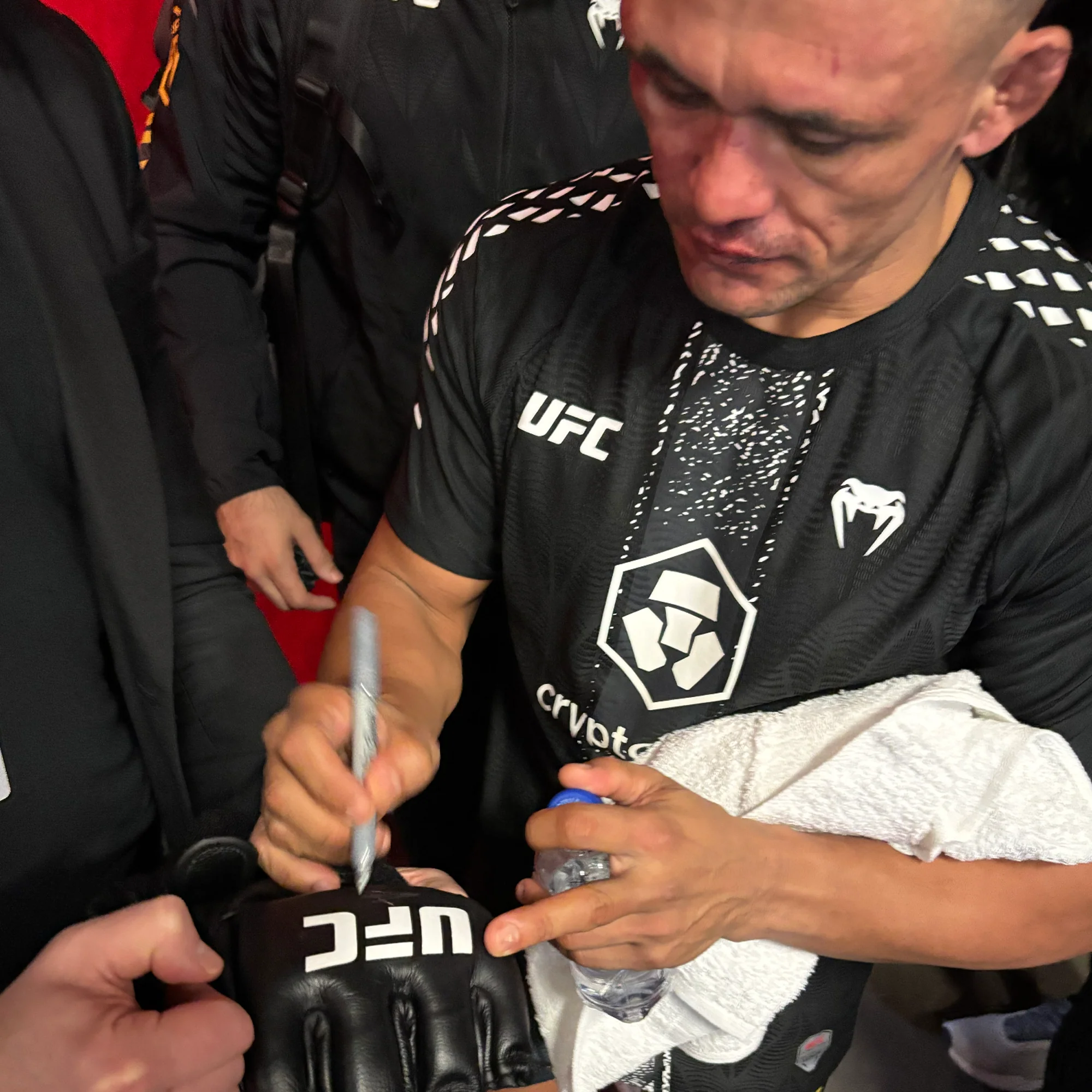 Douglas Silva Signed 1-of-1 Fight Worn Gloves UFC Fight Night: Moreno vs Kavanagh - Image 3