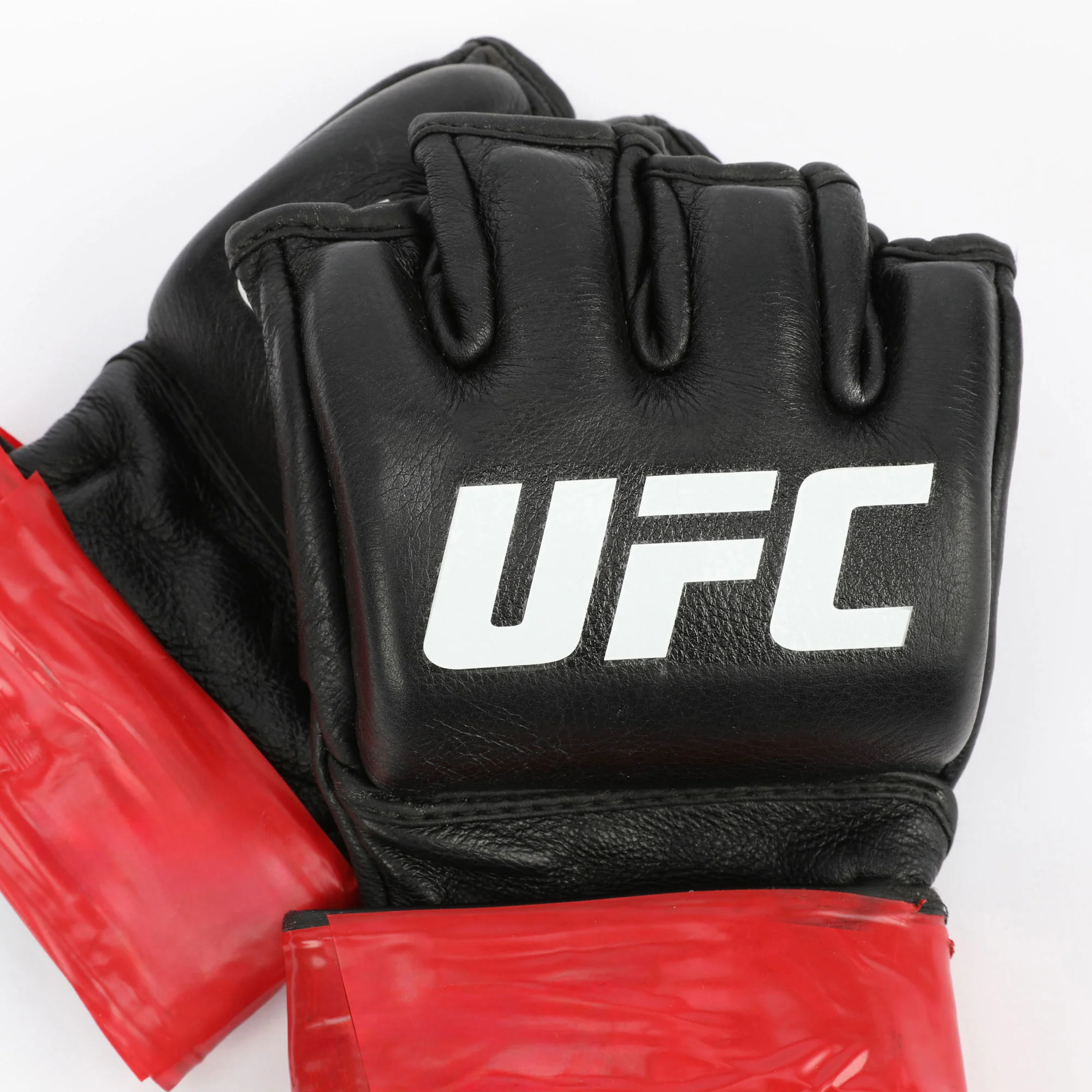 Douglas Silva Signed 1-of-1 Fight Worn Gloves UFC Fight Night: Moreno vs Kavanagh - Image 4