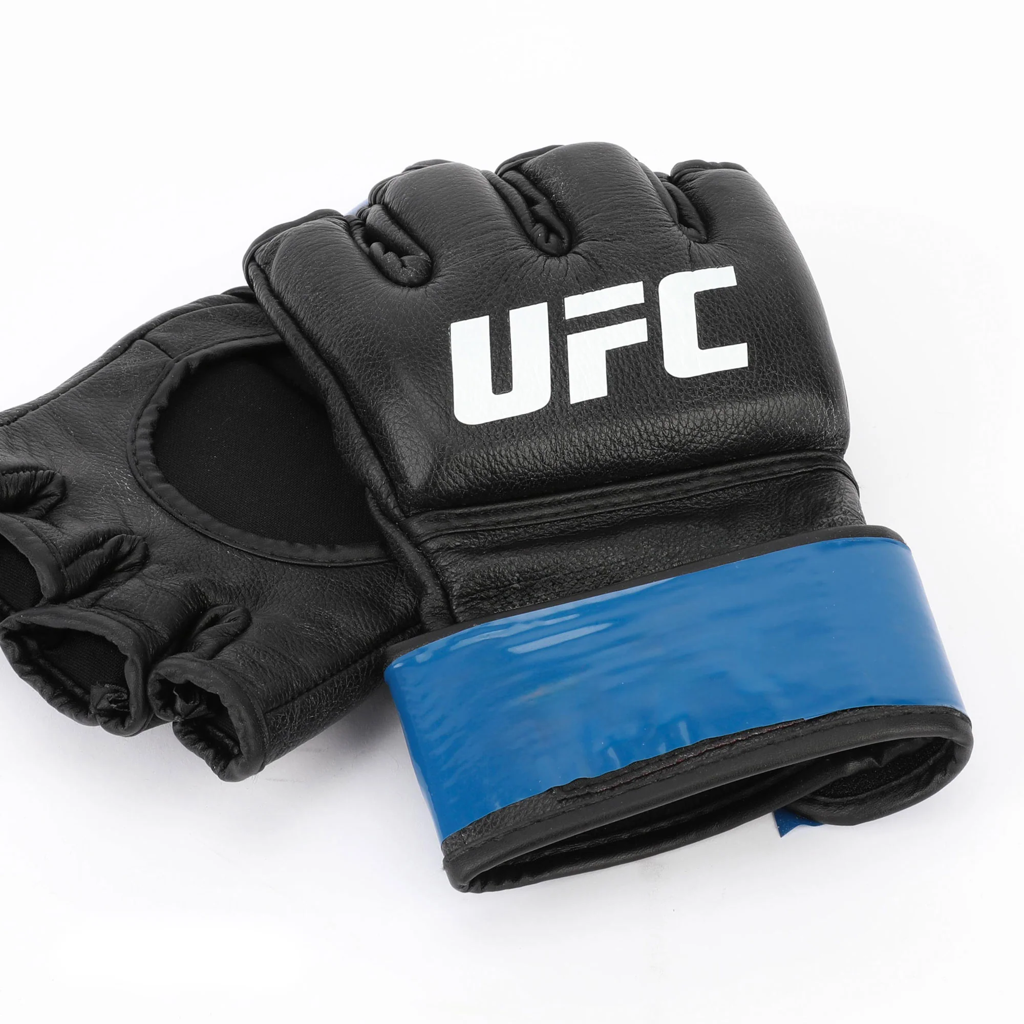 Javier Reyes Signed 1-of-1 Fight Worn Gloves UFC Fight Night: Moreno vs Kavanagh - Image 4